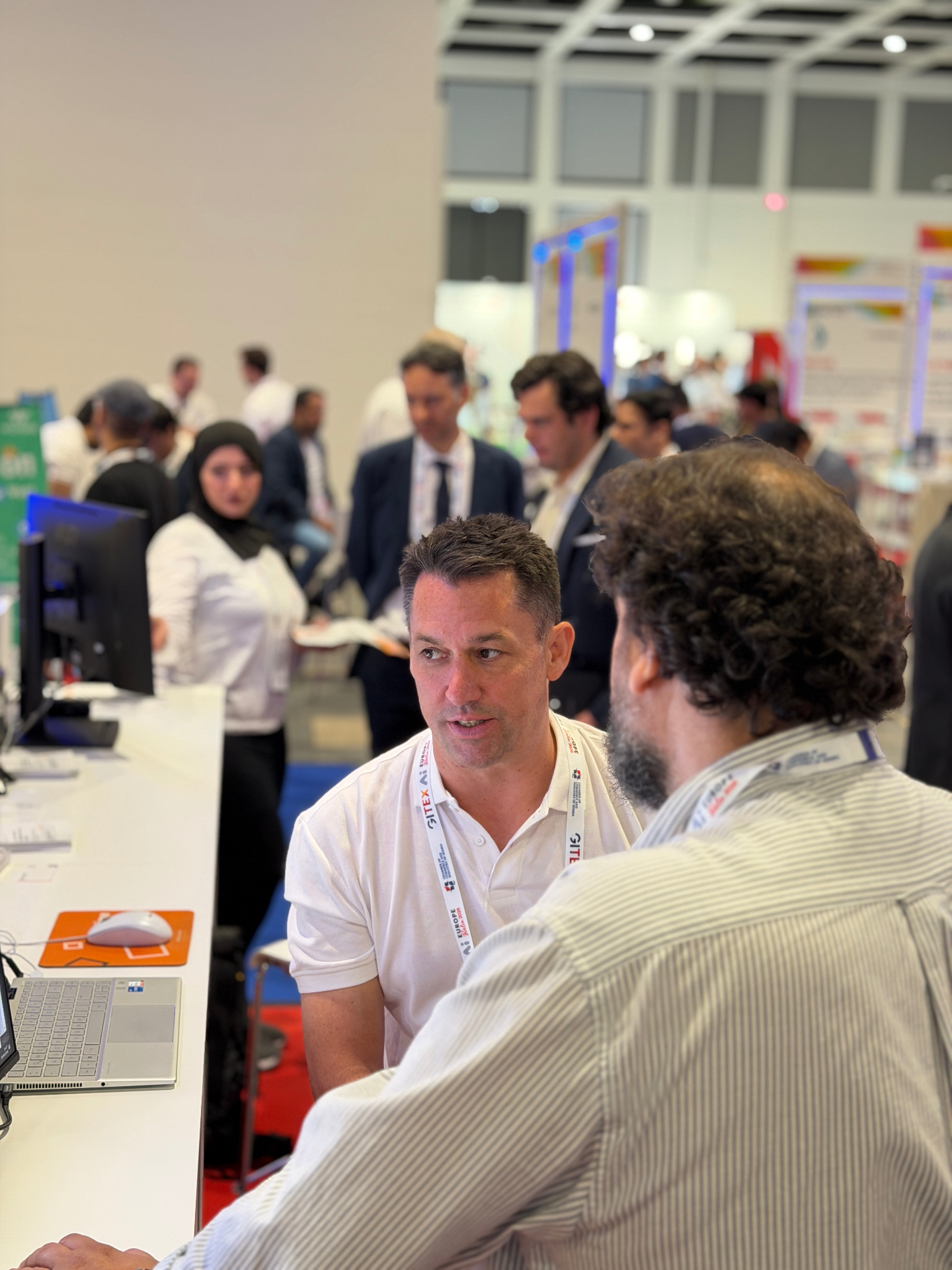 Stefan Nesselhauf in a customer conversation at the Evolvice booth